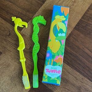 VINTAGE 70S NEVER USED AVON TOOFIE TOOTHBRUSH DUO